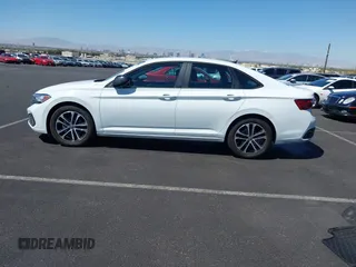 2024 Volkswagen Jetta Sport z VIN 3VWBM7BU7RM080796, wystawiony jako IAAI lot #41982686 z przebiegiem 8 600 mil mil oraz . Historia ofert i sprzedaży dostępna na DreamBid. Obrazek 14.