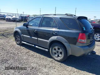 2004 Kia Sorento LX with VIN KNDJC733945245222, listed as a IAAI auction lot 42056958 with 272,128 mi miles. Bid and sale history available at carsss.com. Image 3.