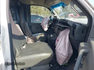 2019 GMC Savana Cargo z VIN 1GTW7AFG5K1210624, wystawiony jako IAAI lot #41786354 z przebiegiem 105 345 mil mil oraz . Historia ofert i sprzedaży dostępna na DreamBid. Obrazek 5.