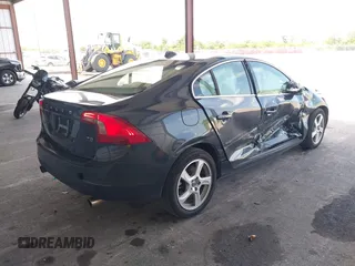 2013 Volvo S60 T5 Premier z VIN YV1612FS0D1216596, wystawiony jako IAAI lot #42311635 z przebiegiem 125 512 mil mil oraz . Historia ofert i sprzedaży dostępna na DreamBid. Obrazek 4.