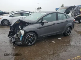 2018 Ford Fiesta SE z VIN 3FADP4BJ1JM135938, wystawiony jako Copart lot #54597765 z przebiegiem 58 750 mil mil oraz Nie do naprawy. Historia ofert i sprzedaży dostępna na DreamBid. Obrazek 1.