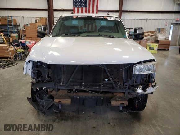 2005 GMC Sierra Denali z VIN 2GTEK63N651146747, wystawiony jako Copart lot #84715894 z przebiegiem 262 492 mil mil oraz Szkody całkowita. Historia ofert i sprzedaży dostępna na DreamBid. Obrazek 5.