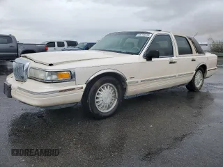 1995 Lincoln Town Car Cartier z VIN 1LNLM83W2SY603452, wystawiony jako Copart lot #55756595 z przebiegiem 243 394 mil mil oraz Szkody całkowita. Historia ofert i sprzedaży dostępna na DreamBid. Obrazek 1.