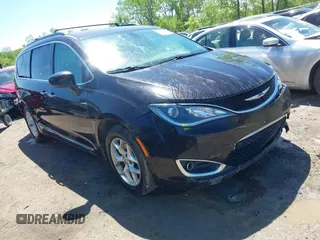 2017 Chrysler Pacifica Touring L z VIN 2C4RC1BG9HR816334, wystawiony jako IAAI lot #42275442 z przebiegiem 141 499 mil mil oraz . Historia ofert i sprzedaży dostępna na DreamBid. Obrazek 1.