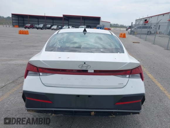 2025 Hyundai Elantra Limited z VIN KMHLN4DJ5SU134793, wystawiony jako IAAI lot #42044140 z przebiegiem 808 mil mil oraz . Historia ofert i sprzedaży dostępna na DreamBid. Obrazek 17.