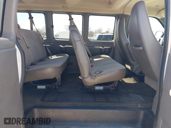 2015 Chevrolet Express Passenger LT z VIN 1GAZG1FGXF1186123, wystawiony jako IAAI lot #42023980 z przebiegiem 74 532 mil mil oraz . Historia ofert i sprzedaży dostępna na DreamBid. Obrazek 8.