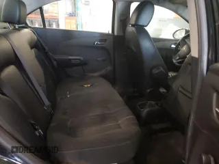 2013 Chevrolet Sonic LS z VIN 1G1JA5SH4D4160231, wystawiony jako Copart lot #56076225 z przebiegiem 128 622 mil mil oraz Czysty tytuł • Clean title. Historia ofert i sprzedaży dostępna na DreamBid. Obrazek 10.