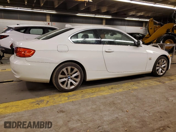 2011 BMW 3 Series 328i xDrive z VIN WBAKF3C57BE567244, wystawiony jako Copart lot #43366365 z przebiegiem 136 886 mil mil oraz Szkody całkowita. Historia ofert i sprzedaży dostępna na DreamBid. Obrazek 3.