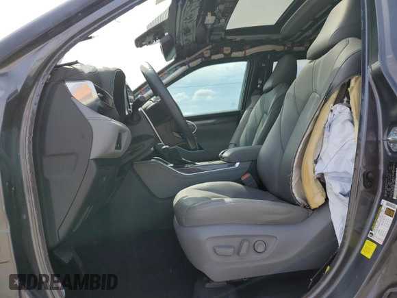 2023 Toyota Highlander L z VIN 5TDKDRAH3PS018604, wystawiony jako Copart lot #54381385 z przebiegiem 27 549 mil mil oraz Szkoda całkowita • Salvage title. Historia ofert i sprzedaży dostępna na DreamBid. Obrazek 7.