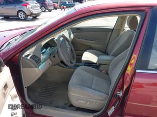2004 Toyota Camry LE z VIN 4T1BE32K94U310300, wystawiony jako IAAI lot #42208680 z przebiegiem 104 701 mil mil oraz . Historia ofert i sprzedaży dostępna na DreamBid. Obrazek 5.