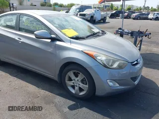 2013 Hyundai Elantra GLS z VIN KMHDH4AE4DU938041, wystawiony jako IAAI lot #42761423 z przebiegiem 109 373 mil mil oraz . Historia ofert i sprzedaży dostępna na DreamBid. Obrazek 1.