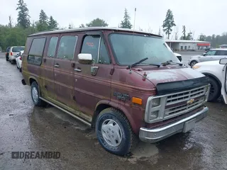 1991 Chevrolet Chevy Van z VIN 1GBEG25K0M7138789, wystawiony jako IAAI lot #42356002 z przebiegiem 137 404 mil mil oraz . Historia ofert i sprzedaży dostępna na DreamBid. Obrazek 1.