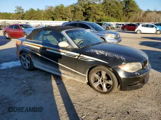 2008 BMW 1 Series 135i z VIN WBAUN93588VF55047, wystawiony jako Copart lot #76949664 z przebiegiem 77 028 mil mil oraz Szkody całkowita. Historia ofert i sprzedaży dostępna na DreamBid. Obrazek 4.