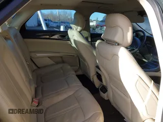 2015 Lincoln MKZ z VIN 3LN6L2J99FR605715, wystawiony jako IAAI lot #41431384 z przebiegiem Nie podano mil oraz . Historia ofert i sprzedaży dostępna na DreamBid. Obrazek 8.