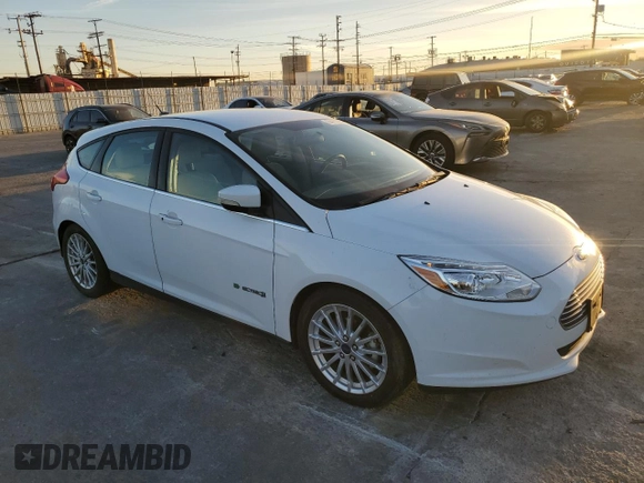 2016 Ford Focus Electric z VIN 1FADP3R43GL238458, wystawiony jako Copart lot #84111784 z przebiegiem 116 907 mil mil oraz Szkody całkowita. Historia ofert i sprzedaży dostępna na DreamBid. Obrazek 4.