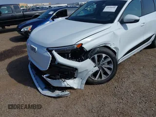 2025 Audi Q6 e-tron Premium Plus z VIN WA124BGFXSA019441, wystawiony jako IAAI lot #41838548 z przebiegiem 138 mil mil oraz . Historia ofert i sprzedaży dostępna na DreamBid. Obrazek 6.