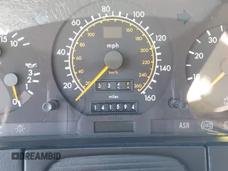 1993 Mercedes-Benz 500 z VIN WDBGA51E5PA138123, wystawiony jako IAAI lot #42012923 z przebiegiem 141 594 mil mil oraz . Historia ofert i sprzedaży dostępna na DreamBid. Obrazek 16.
