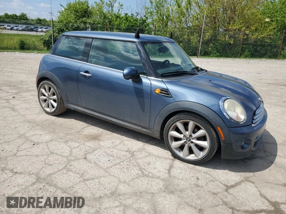 2011 MINI Hardtop z VIN WMWSU3C57BT095497, wystawiony jako Copart lot #55972645 z przebiegiem 132 947 mil mil oraz Szkody całkowita. Historia ofert i sprzedaży dostępna na DreamBid. Obrazek 4.