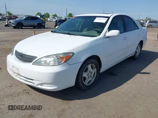 2002 Toyota Camry XLE z VIN 4T1BF32K22U032074, wystawiony jako IAAI lot #42153774 z przebiegiem 293 541 mil mil oraz . Historia ofert i sprzedaży dostępna na DreamBid. Obrazek 2.
