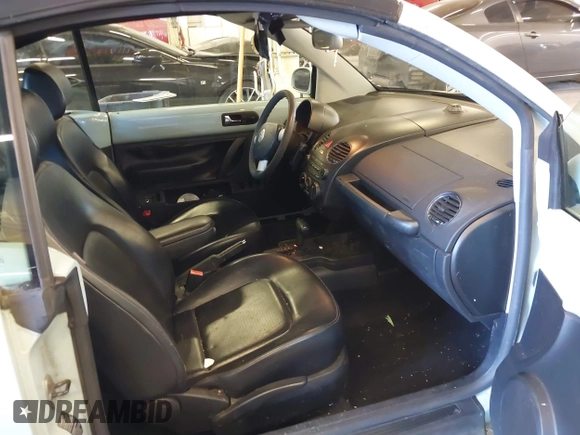 2006 Volkswagen Beetle z VIN 3VWRF31Y36M320055, wystawiony jako IAAI lot #42015054 z przebiegiem 123 350 mil mil oraz . Historia ofert i sprzedaży dostępna na DreamBid. Obrazek 5.