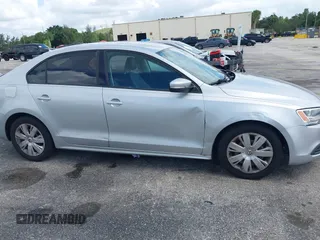 2012 Volkswagen Jetta SE z VIN 3VWDP7AJ1CM123480, wystawiony jako IAAI lot #42765785 z przebiegiem 175 548 mil mil oraz . Historia ofert i sprzedaży dostępna na DreamBid. Obrazek 12.