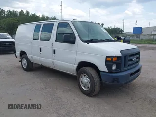 2013 Ford Econoline Cargo Commercial z VIN 1FTSE3EL7DDA87733, wystawiony jako IAAI lot #42539015 z przebiegiem 242 027 mil mil oraz . Historia ofert i sprzedaży dostępna na DreamBid. Obrazek 1.