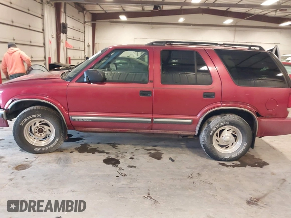 2000 Chevrolet Blazer LT z VIN 1GNDT13W1Y2358746, wystawiony jako IAAI lot #41541071 z przebiegiem 205 532 mil mil oraz . Historia ofert i sprzedaży dostępna na DreamBid. Obrazek 14.