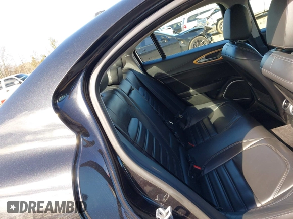 2017 Alfa Romeo Giulia Ti z VIN ZARFAECN4H7551195, wystawiony jako IAAI lot #41444631 z przebiegiem 72 596 mil mil oraz . Historia ofert i sprzedaży dostępna na DreamBid. Obrazek 8.