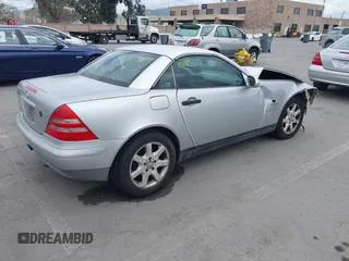 1998 Mercedes-Benz SLK 230/320 z VIN WDBKK47F0WF020242, wystawiony jako IAAI lot #41913424 z przebiegiem Nie podano mil oraz . Historia ofert i sprzedaży dostępna na DreamBid. Obrazek 4.