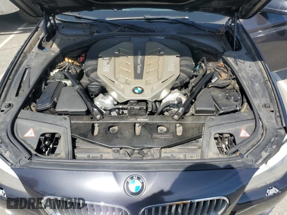 2011 BMW 5 Series 550i z VIN WBAFR9C5XBC618310, wystawiony jako Copart lot #49427835 z przebiegiem 84 936 mil mil oraz Szkoda całkowita • Salvage title. Historia ofert i sprzedaży dostępna na DreamBid. Obrazek 11.