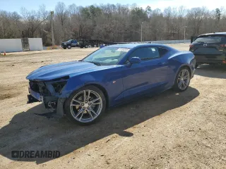 2021 Chevrolet Camaro 1LT z VIN 1G1FB1RS3M0104575, wystawiony jako Copart lot #47090035 z przebiegiem 47 715 mil mil oraz Szkoda całkowita • Salvage title. Historia ofert i sprzedaży dostępna na DreamBid. Obrazek 1.