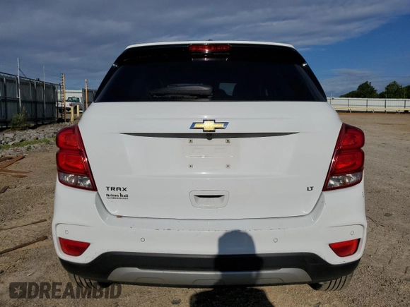 2020 Chevrolet Trax LT z VIN KL7CJLSB5LB321922, wystawiony jako Copart lot #56070755 z przebiegiem 69 181 mil mil oraz Czysty tytuł • Clean title. Historia ofert i sprzedaży dostępna na DreamBid. Obrazek 6.