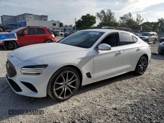 2023 Genesis G70 2.0T z VIN KMTG34TA0PU134125, wystawiony jako Copart lot #52253545 z przebiegiem 11 077 mil mil oraz Szkody całkowita. Historia ofert i sprzedaży dostępna na DreamBid. Obrazek 1.