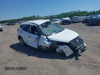 2023 Nissan Kicks S z VIN 3N1CP5BV7PL517987, wystawiony jako IAAI lot #42002906 z przebiegiem 40 297 mil mil oraz . Historia ofert i sprzedaży dostępna na DreamBid. Obrazek 1.