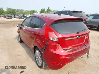 2015 Ford Fiesta Titanium z VIN 3FADP4FJ1FM171680, wystawiony jako IAAI lot #42383105 z przebiegiem 51 396 mil mil oraz . Historia ofert i sprzedaży dostępna na DreamBid. Obrazek 3.