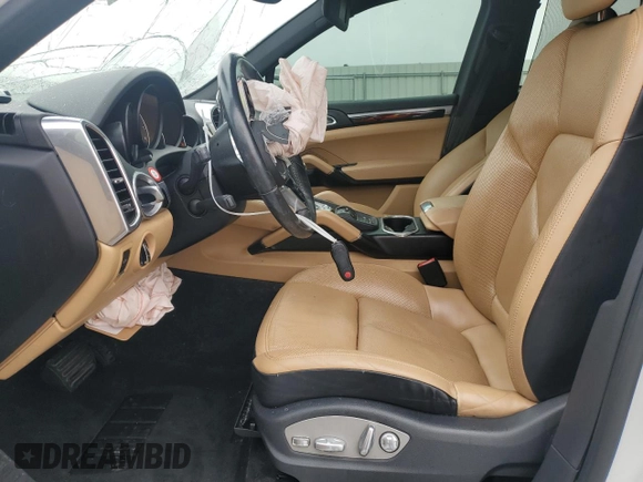 2016 Porsche Cayenne z VIN WP1AA2A25GLA10575, wystawiony jako Copart lot #56941595 z przebiegiem Nie podano mil oraz Szkoda całkowita • Salvage title. Historia ofert i sprzedaży dostępna na DreamBid. Obrazek 7.