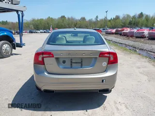 2015 Volvo S60 T5 Drive-E Premier z VIN YV126MFB8F2302747, wystawiony jako IAAI lot #42247878 z przebiegiem 95 591 mil mil oraz . Historia ofert i sprzedaży dostępna na DreamBid. Obrazek 15.