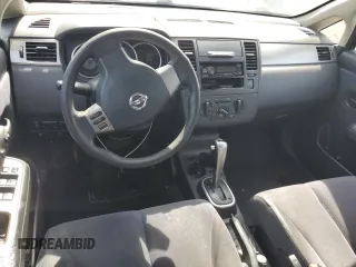 2008 Nissan Versa S z VIN 3N1BC13E58L353736, wystawiony jako Copart lot #57838105 z przebiegiem 131 105 mil mil oraz Szkoda całkowita • Salvage title. Historia ofert i sprzedaży dostępna na DreamBid. Obrazek 8.