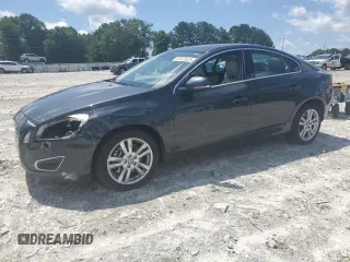 2013 Volvo S60 T5 Premier z VIN YV1612FS3D1217838, wystawiony jako Copart lot #57873625 z przebiegiem Nie podano mil oraz Tytuł czysty. Historia ofert i sprzedaży dostępna na DreamBid. Obrazek 1.