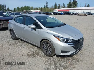 2023 Nissan Versa SV z VIN 3N1CN8EV8PL818920, wystawiony jako IAAI lot #42131049 z przebiegiem 18 585 mil mil oraz . Historia ofert i sprzedaży dostępna na DreamBid. Obrazek 1.
