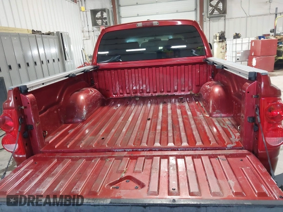 2008 Dodge Dakota SLT z VIN 1D7HW48N38S542692, wystawiony jako IAAI lot #41554521 z przebiegiem 166 482 mil mil oraz . Historia ofert i sprzedaży dostępna na DreamBid. Obrazek 12.