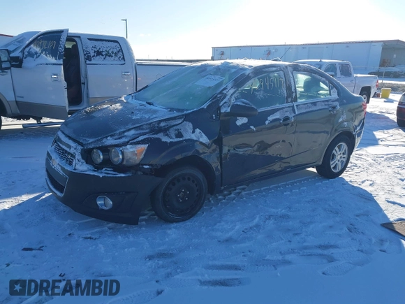 2015 Chevrolet Sonic LT z VIN 1G1JC5SH8F4194265, wystawiony jako IAAI lot #40945117 z przebiegiem 77 229 mil mil oraz . Historia ofert i sprzedaży dostępna na DreamBid. Obrazek 17.