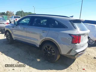 2023 Kia Sorento X-Line SX Prestige z VIN 5XYRKDLFXPG214202, wystawiony jako IAAI lot #40638311 z przebiegiem 19 871 mil mil oraz . Historia ofert i sprzedaży dostępna na DreamBid. Obrazek 3.