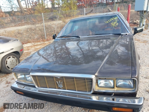 1982 Maserati Quattroporte z VIN ZAMBC1102CA301920, wystawiony jako IAAI lot #41297603 z przebiegiem 62 287 mil mil oraz . Historia ofert i sprzedaży dostępna na DreamBid. Obrazek 12.
