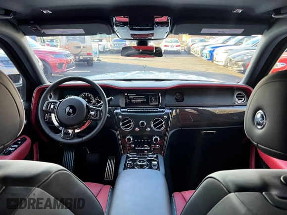 2022 Rolls-Royce Cullinan Black Badge z VIN SLATV8C02NU212XXX, wystawiony jako Copart lot #59257385 z przebiegiem 5 245 mil mil oraz Czysty tytuł • Clean title. Historia ofert i sprzedaży dostępna na DreamBid. Obrazek 9.