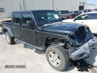 2020 Jeep Gladiator Sport S with VIN 1C6JJTAG6LL140286, listed as a IAAI auction lot 41563801 with 106,211 mi miles. Bid and sale history available at carsss.com. Image 1.