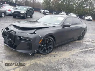 2023 BMW i7 xDrive60 z VIN WBY53EJ07PCM80196, wystawiony jako IAAI lot #41666074 z przebiegiem 25 640 mil mil oraz . Historia ofert i sprzedaży dostępna na DreamBid. Obrazek 18.
