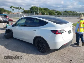 2023 Tesla Model Y Long Range z VIN 7SAYGDEE0PA128888, wystawiony jako IAAI lot #41410085 z przebiegiem 12 578 mil mil oraz . Historia ofert i sprzedaży dostępna na DreamBid. Obrazek 3.