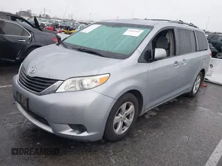 2014 Toyota Sienna LE AAS z VIN 5TDKK3DC1ES488954, wystawiony jako IAAI lot #41557423 z przebiegiem 144 031 mil mil oraz . Historia ofert i sprzedaży dostępna na DreamBid. Obrazek 17.