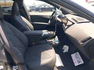 2025 BMW iX xDrive50 z VIN WB523CF07SCT17117, wystawiony jako IAAI lot #42042262 z przebiegiem 7485 mil mil oraz . Historia ofert i sprzedaży dostępna na DreamBid. Obrazek 5.